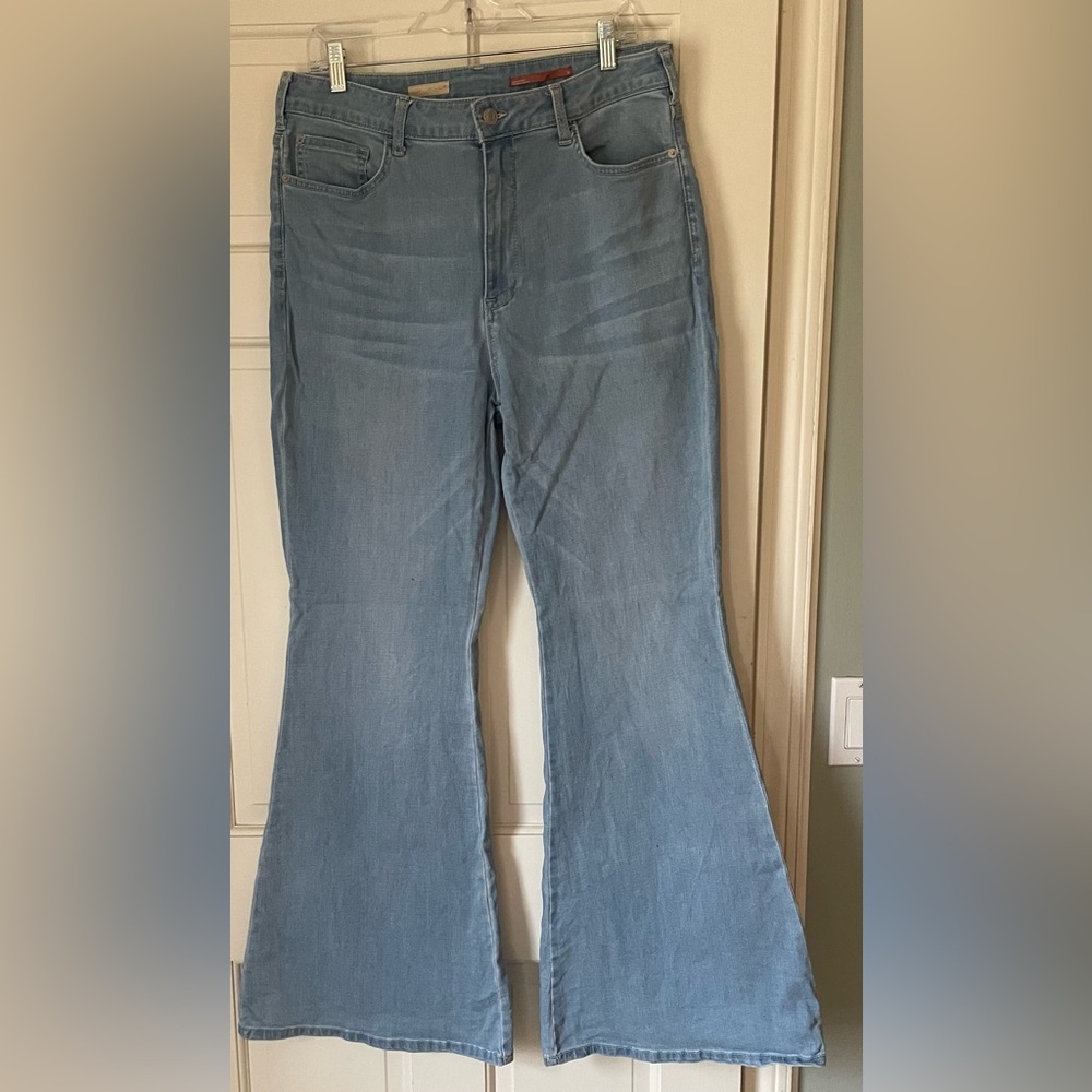 Pilcro jeans. High waisted with a great flare.  Size 32.